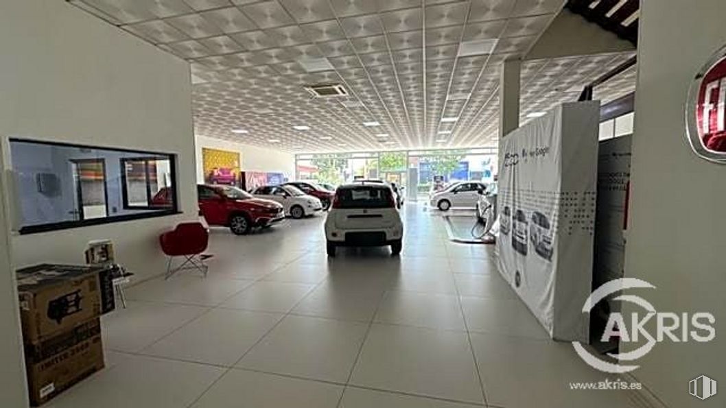 Nave en venta en Avenida Portugal, Talavera de la Reina, Toledo, 45600 con coche, mueble, ventana, luz de estacionamiento, rueda, neumático, vehículo, diseño automovilístico, marco y vehículo de motor alrededor