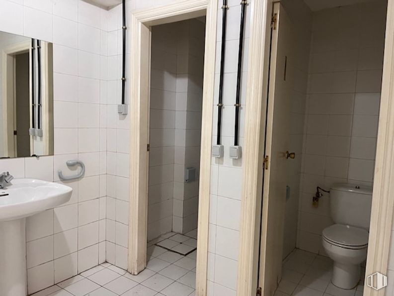 Local en alquiler en Calle Santa Catalina, Majadahonda, Madrid, 28220 con inodoro, fregadero, cuarto de baño, accesorios de fontanería, pared, suelos, asiento del inodoro, lavabo, suelo y fontanería alrededor