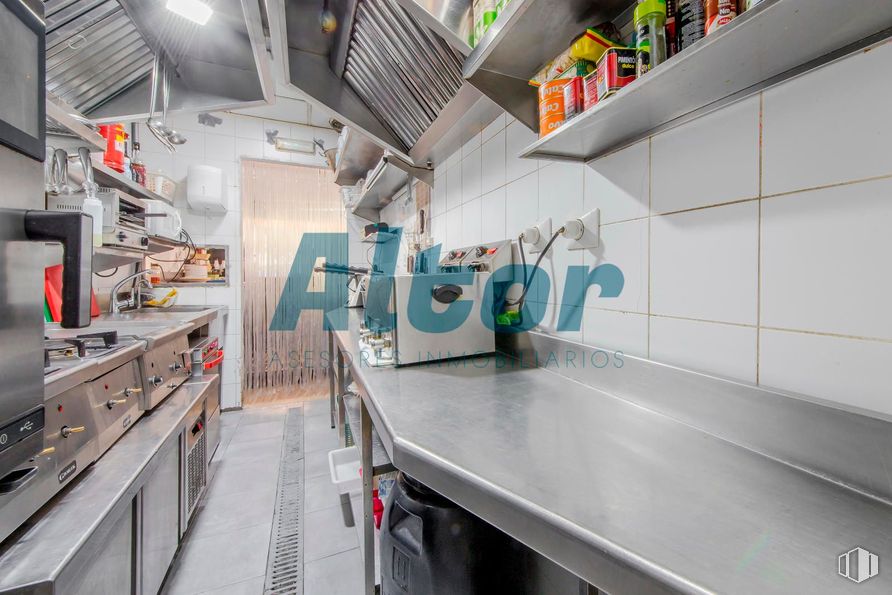 Retail for sale & for rent at Calle Barrilero, Retiro, Madrid, 28007 with kitchen, countertop, major appliance, kitchen appliance, home appliance, cabinetry, kitchen stove, sink, kitchen hood and stove around