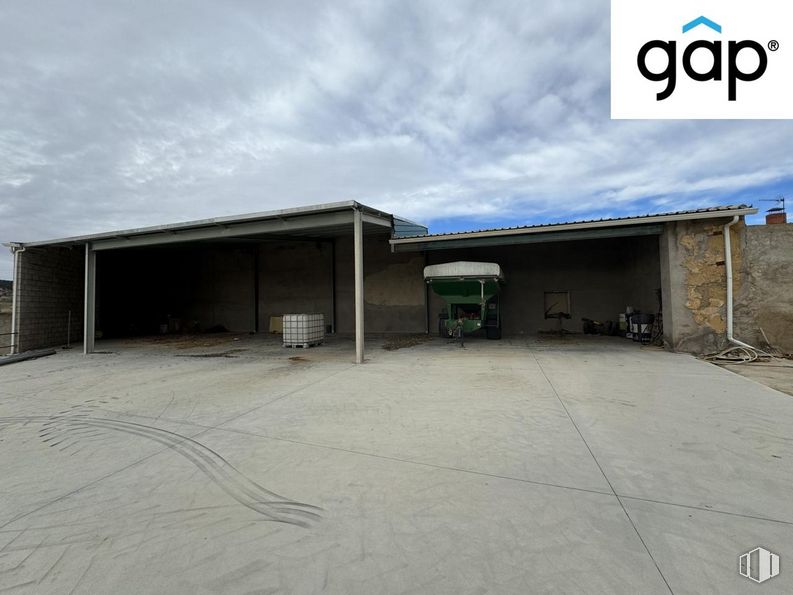 Industrial for sale at Zona centro, Villares del Saz, Cuenca, 16442 with building, sky, cloud, asphalt, land lot, shade, real estate, landscape, gas and facade around