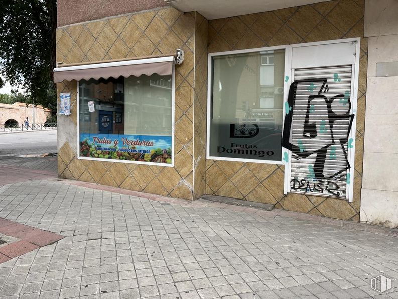 Retail for sale & for rent at Camino Viejo de Leganés, Carabanchel, Madrid, 28025 with road surface, line, sidewalk, plant, facade, font, tints and shades, art, window and road around