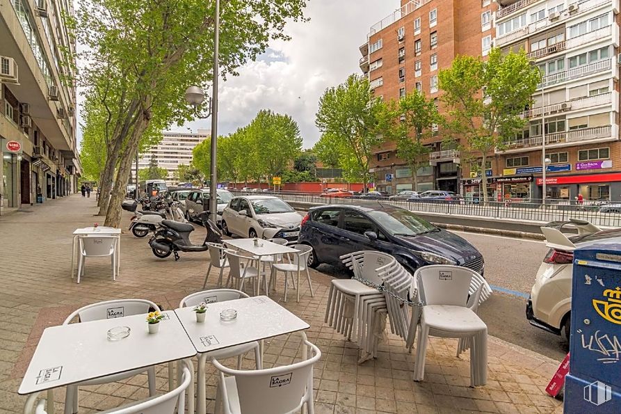 Local en venta en Avenida Mediterráneo, Retiro, Madrid, 28007 con coche, silla, mesa, edificio, mueble, vehículo, rueda, ventana, infraestructura y árbol alrededor