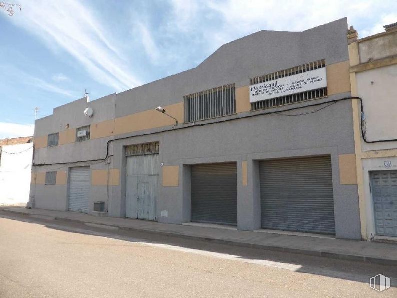 Industrial for sale at Calle Paredón, 43, Talavera de la Reina, Toledo, 45600 with building, window, door, sky, cloud, fixture, asphalt, road surface, composite material and facade around