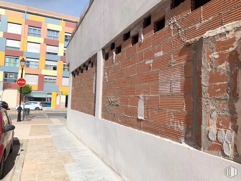 Retail for rent at Avenida de Francia, 26, Guadalajara, 19005 with building, car, property, window, wheel, tire, road surface, brick, architecture and brickwork around