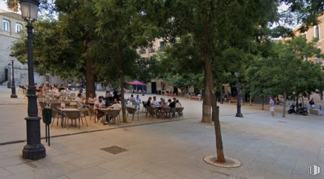 Local en alquiler y venta en Plaza de la Paja, Centro, Madrid, 28005 con árbol, espacio público, mueble, ciudad, muebles de exterior, sombra, plaza del pueblo, vacaciones, ocio y silla alrededor