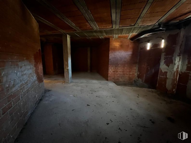 Retail for sale at Calle Segovia, Espirdo, Segovia, 40191 with wall, flooring, floor, brown, ceiling, brick, composite material, brickwork, concrete and building material around