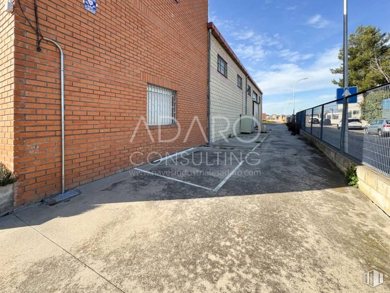 Industrial for rent at Zona Rejas, San Blas - Canillejas, Madrid, 28022 with window, street light, asphalt, parking, tar, parking lot and executive car around