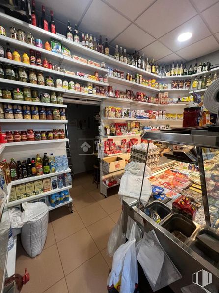 Local en venta en Calle Rojas Zorrilla, Alcalá de Henares, Madrid, 28805 con estante, estantería, cliente, tienda, venta al por menor, edificio, servicio, publicación, comercio y tienda de comestibles alrededor