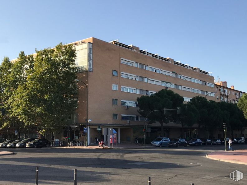 Local en alquiler en Calle Tulipán, 38, Móstoles, Madrid, 28933 con edificio, cielo, luz de la calle, ventana, árbol, diseño urbano, bloque de torre, condominio, área residencial y planta alrededor