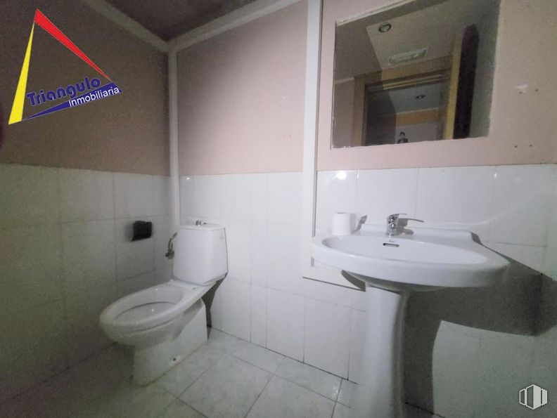 Retail for sale at El Cerro - Carretera San Rafael, Segovia, 40006 with toilet, sink, mirror, property, photograph, building, tap, bathroom sink, white and plumbing fixture around