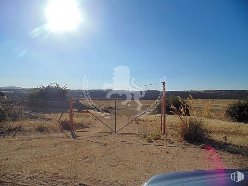 Land for sale at Zona Fuentes Claras, Ávila, 05005 with car, sky, plant, natural environment, sunlight, biome, landscape, horizon, road and asphalt around