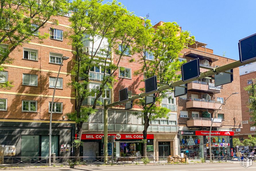 Retail for sale at Paseo Extremadura, La Latina, Madrid, 28011 with building, window, daytime, property, sky, tree, urban design, condominium, biome and residential area around