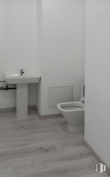 Retail for sale & for rent at Calle Abastos, 94, Aranjuez, Madrid, 28300 with toilet, sink, flooring, floor, plumbing fixture, toilet seat, interior design, bathroom, tile flooring and tile around