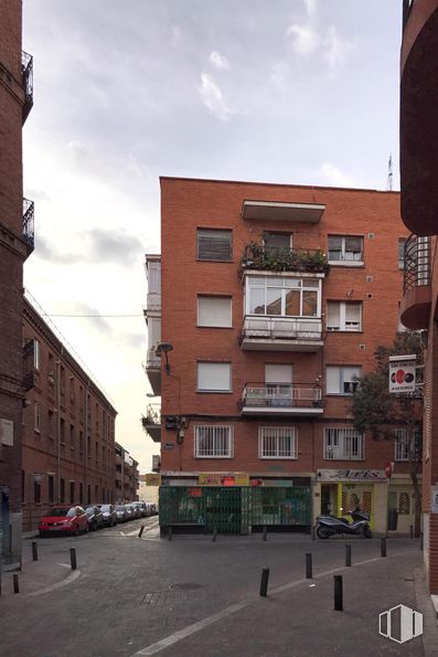 Local en venta en Calle Tenerife, Tetuán, Madrid, 28039 con edificio, cielo, nube, ventana, superficie de la carretera, arquitectura, diseño urbano, barrio, ladrillo y carretera alrededor