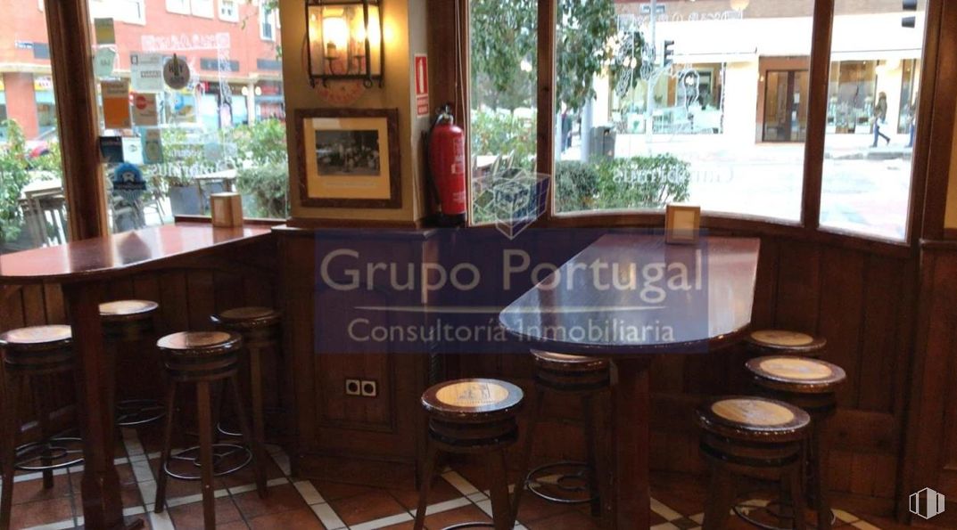 Local en alquiler en Zona MIrasierra, Fuencarral - El Pardo, Madrid, 28035 con taburete, mesa, puerta, vidrio, restaurante, tinte para madera, madera dura, bar y taburete de bar alrededor