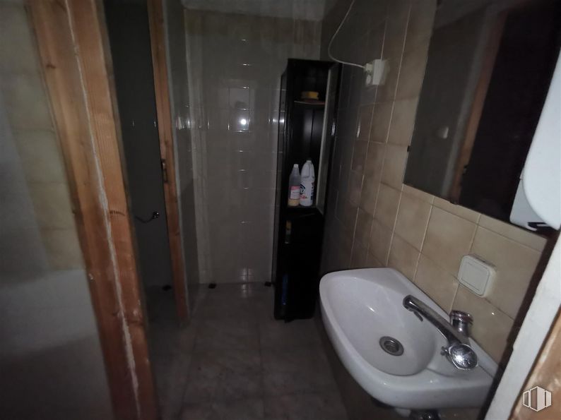 Nave en alquiler y venta en Calle Valencia Don Juan, San Sebastián de los Reyes, Madrid, 28700 con fregadero, espejo, grifo, accesorios de fontanería, lavabo, cuarto de baño, edificio, madera, suelo y suelos alrededor