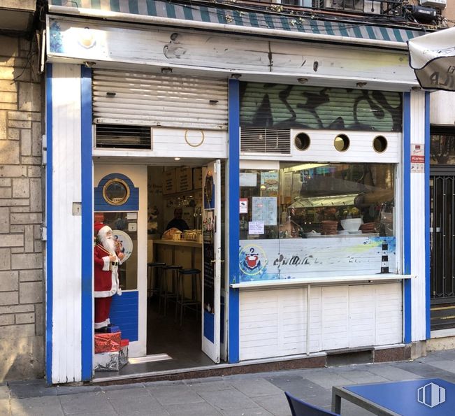 Retail for rent at Calle Alcala, Salamanca, Madrid, 28028 with retail, restaurant, fast food restaurant, customer, kiosk, food, fast food and shopkeeper around