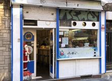 Retail for rent at Calle Alcala, Salamanca, Madrid, 28028 with retail, restaurant, fast food restaurant, customer, kiosk, food, fast food and shopkeeper around