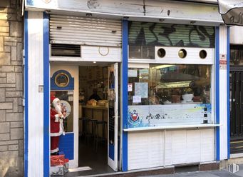 Retail for rent at Calle Alcala, Salamanca, Madrid, 28028 with retail, restaurant, fast food restaurant, customer, kiosk, food, fast food and shopkeeper around