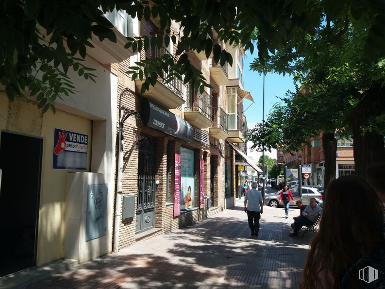 Local en venta en Calle Luna, Leganés, Madrid, 28911 con persona, edificio, coche, ventana, árbol, superficie de carretera, viaje, barrio, acera y diseño urbano alrededor