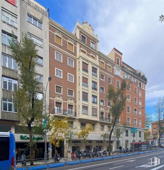 Oficina en alquiler en Calle Conde de Peñalver, 45, Salamanca, Madrid, 28006 con edificio, cielo, nube, ventana, durante el día, propiedad, infraestructura, árbol, diseño urbano y vehículo alrededor