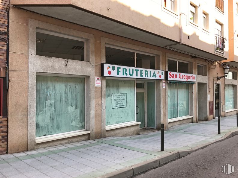 Local en alquiler en Calle San Gregorio, 37, Galapagar, Madrid, 28260 con edificio, ventana, accesorio, barrio, casa, acera, fachada, carretera, puerta y ciudad alrededor