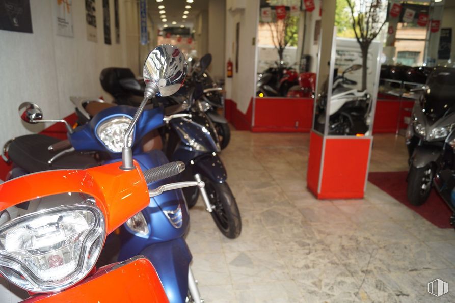 Local en venta en Calle López de Hoyos, 82, Chamartín, Madrid, 28002 con rueda, motocicleta, neumático, depósito de combustible, vehículo, neumático automotriz, iluminación automotriz, vehículo motorizado, diseño automotriz y rueda de aleación alrededor