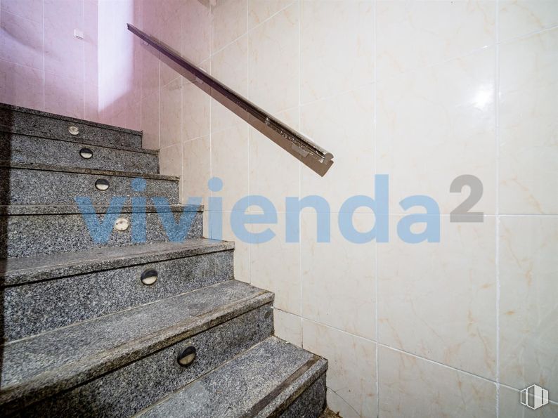 Local en venta en Calle Amador Valdés, Ciudad Lineal, Madrid, 28017 con escaleras, madera, suelo, rectángulo, material compuesto, suelos, accesorio, gas, tintes y matices y madera dura alrededor