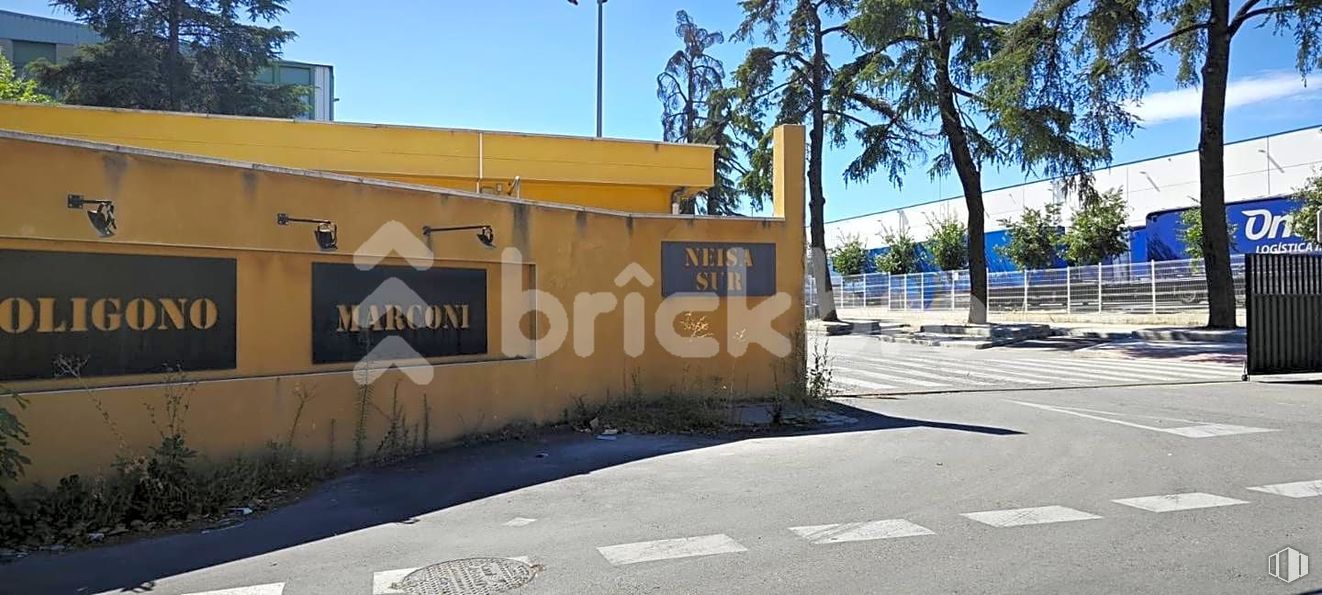 Oficina en alquiler y venta en Avenida Andalucía, Villaverde, Madrid, 28041 con cielo, planta, árbol, edificio, asfalto, superficie de la carretera, barrio, ventana, zona residencial y fuente alrededor