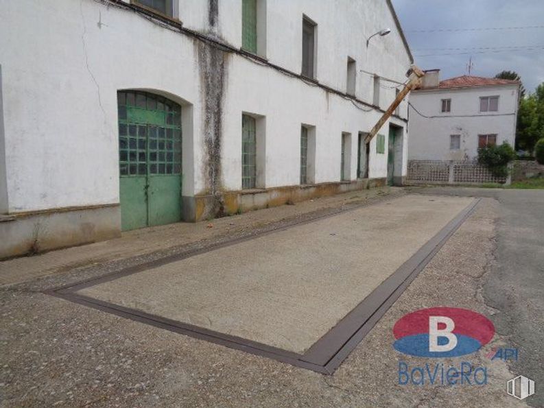 Industrial for sale at Zona Mandayona , Mandayona, Guadalajara, 19294 with door, house, building, property, window, plant, fixture, road surface, architecture and asphalt around