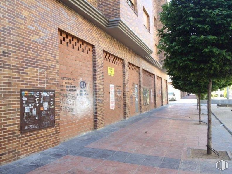 Local en alquiler y venta en Calle Océano Atlántico, Coslada, Madrid, 28820 con edificio, ventana, superficie de la carretera, árbol, albañilería, madera, ladrillo, barrio, pavimentos y acera alrededor