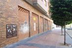 Retail for sale & for rent at Calle Océano Atlántico, Coslada, Madrid, 28820 with building, window, road surface, tree, brickwork, wood, brick, neighbourhood, flooring and sidewalk around