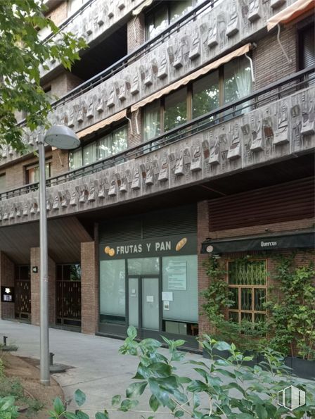 Local en alquiler y venta en Calle Bretón de los Herreros, 46, Chamberí, Madrid, 28003 con ventana, planta, edificio, diseño urbano, condominio, inmobiliario, fachada, ciudad, edificio comercial y planta terrestre alrededor