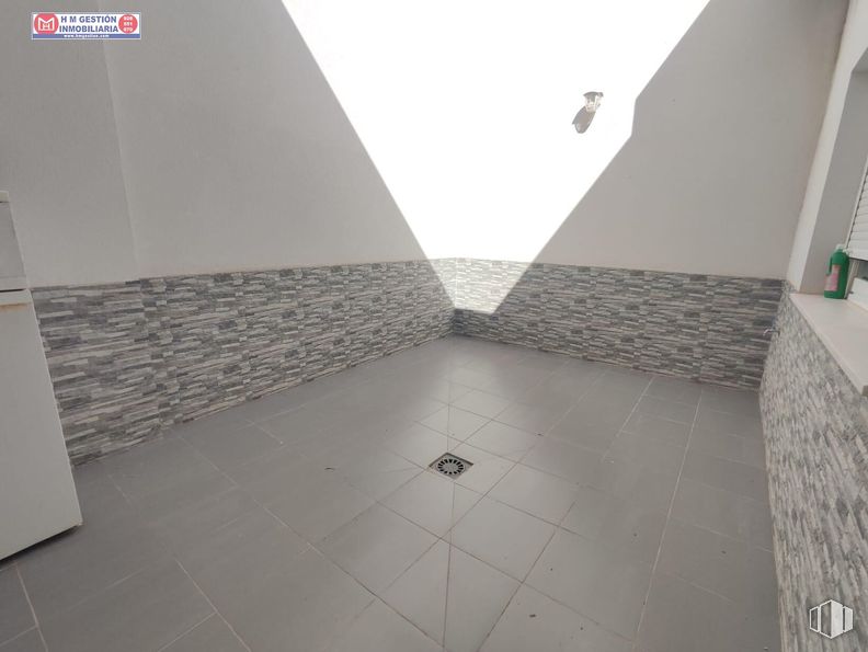 Retail for sale & for rent at Zona centro, Villafranca de los Caballeros, Toledo, 45730 with architecture, flooring, grey, rectangle, floor, art, urban design, composite material, wood and ceiling around