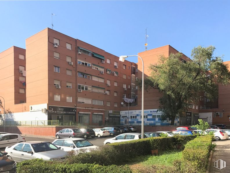 Local en venta en Calle Virgen de los Desamparados, 34, Villaverde, Madrid, 28041 con coche, edificio, planta, cielo, vehículo, ventana, infraestructura, neumático, diseño urbano y condominio alrededor