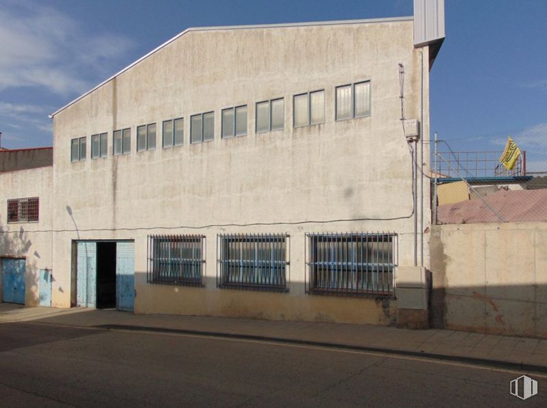 Land for sale at Calle San Antón, Guadalajara, 19193 with window, building, sky, fixture, cloud, composite material, facade, commercial building, concrete and city around