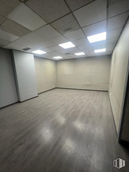 Local en alquiler y venta en Calle Mayor, Alcorcón, Madrid, 28921 con suelos, suelo, hall, edificio, aparcamiento, techo, simetría, madera, evento y hormigón alrededor