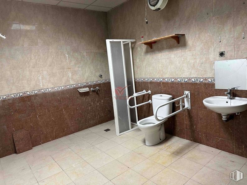 Retail for sale at Zona Reyes Católicos, Cuenca, 16003 with toilet, sink, plumbing fixture, flooring, floor, plumbing, bathroom, tile, tap and tile flooring around