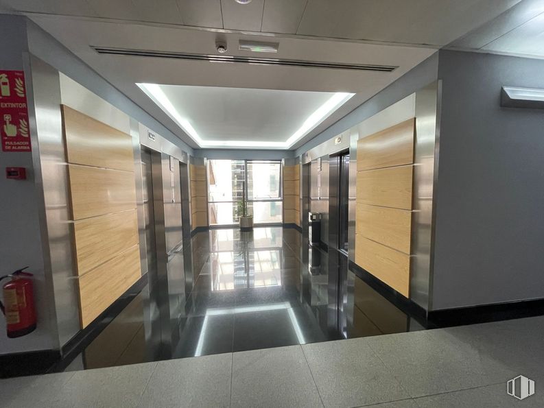 Oficina en alquiler en Calle Marie Curie, Rivas-Vaciamadrid, Madrid, 28529 con accesorio, puerta, arquitectura, interiorismo, suelos, suelo, edificio, techo, suelo de baldosas y hall alrededor