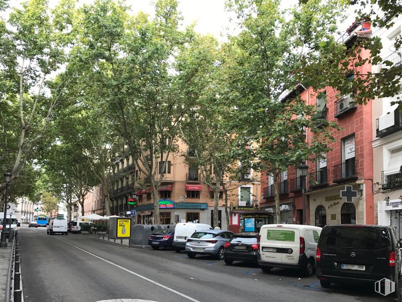 Local en alquiler en Calle Toledo, 46, Centro, Madrid, 28005 con furgoneta, coche, edificio, vehículo terrestre, rueda, vehículo, ventana, infraestructura, neumático, árbol y planta alrededor