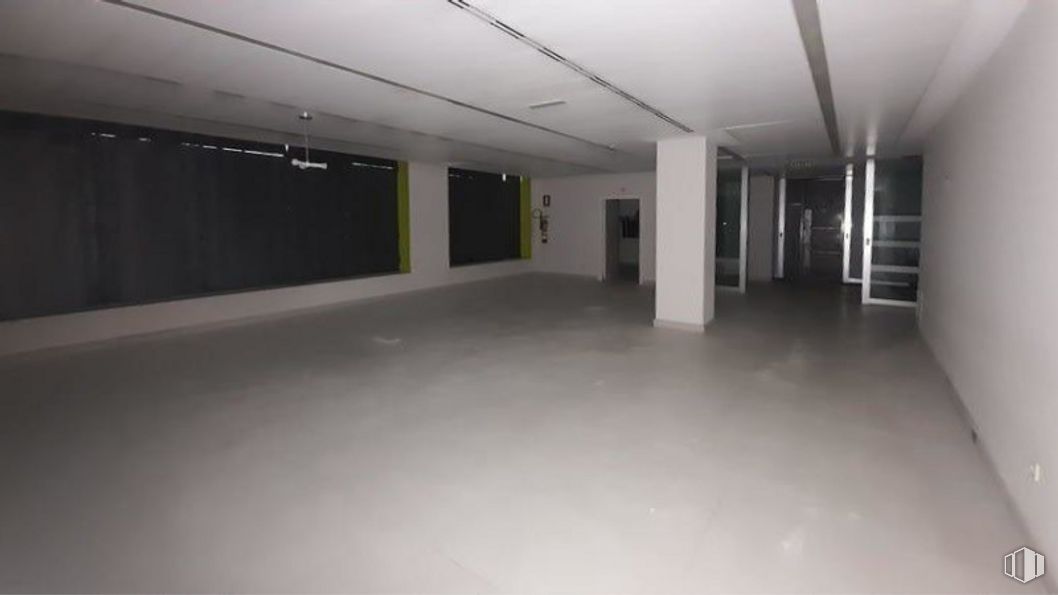 Retail for sale & for rent at Avenida Dos de Mayo, Móstoles, Madrid, 28934 with fixture, hall, flooring, ceiling, composite material, concrete, event, transparency, plaster and aluminium around