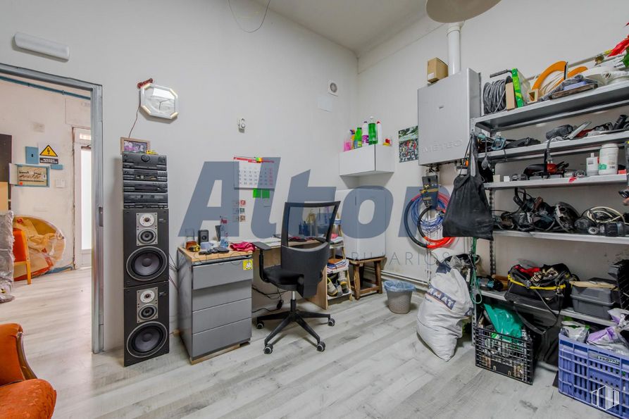 Local en venta en Calle Veza, 7, Tetuán, Madrid, 28029 con silla, estante, marco, pared, estantería, electrodoméstico, equipo de audio, televisión, suelos y edificio alrededor