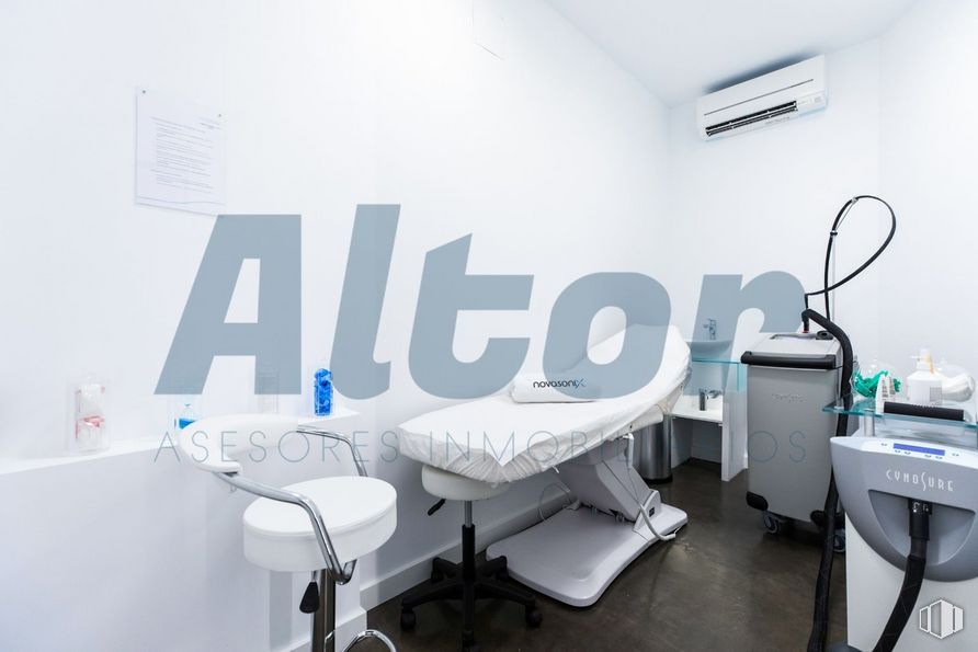 Local en alquiler en Calle Fuencarral, Centro, Madrid, 28004 con silla, mueble, edificio, accesorio, equipamiento médico, atención sanitaria, servicio, médico, ciencia y evento alrededor