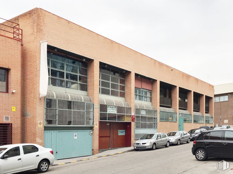 Office for rent at Calle Manuel Tovar, 16, Fuencarral - El Pardo, Madrid, 28034 with car, building, window, automotive parking light, wheel, tire, property, vehicle, door, sky and fixture around