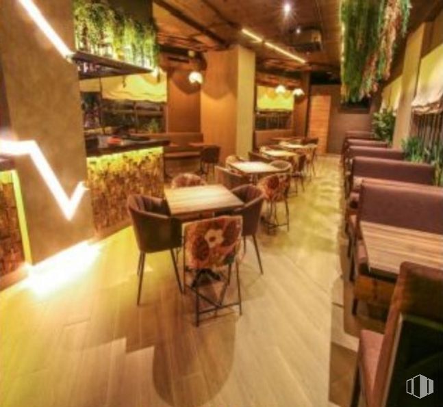 Retail for sale at Puerta de Abajo, Alpedrete, Madrid, 28430 with chair, table, property, furniture, building, interior design, wood, drinking establishment, real estate and flooring around