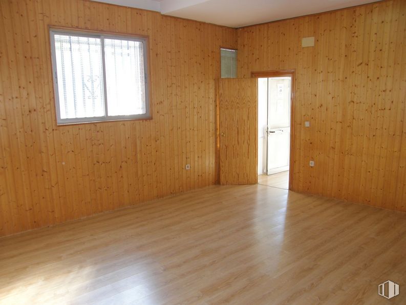 Retail for rent at Centro urbano, Manzanares el Real, Madrid, 28410 with window, building, fixture, wood, shade, hall, interior design, floor, wood stain and house around