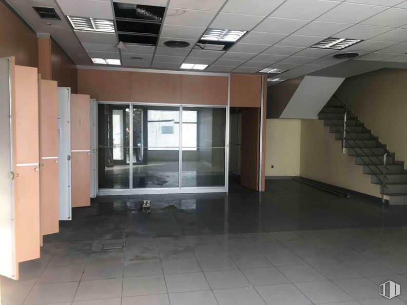 Local en venta en Avenida Industria, Alcobendas, Madrid, 28108 con accesorio, interiorismo, suelo, suelos, pared, suelo de baldosas, vidrio, hall, exterior del automóvil y techo alrededor