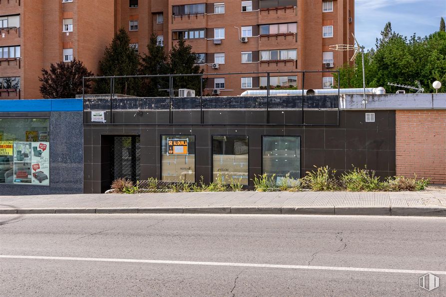 Local en alquiler en Calle Honduras, 18, Coslada, Madrid, 28820 con edificio, planta, ventana, árbol, superficie de la carretera, asfalto, diseño urbano, cielo, fachada y edificio comercial alrededor