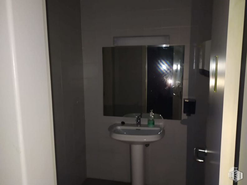 Retail for sale & for rent at Calle Alejandro Sánchez, 23, Carabanchel, Madrid, 28019 with sink, mirror, plumbing fixture, tap, property, building, bathroom sink, bathroom, fixture and house around