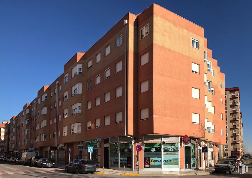 Retail for rent at Avenida Pablo Iglesias, 11, Tarancón, Cuenca, 16400 with car, building, sky, daytime, window, infrastructure, wheel, street light, urban design and condominium around